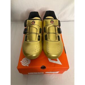 Artvep Men's gold cycling shoes with locks size 7 NIB